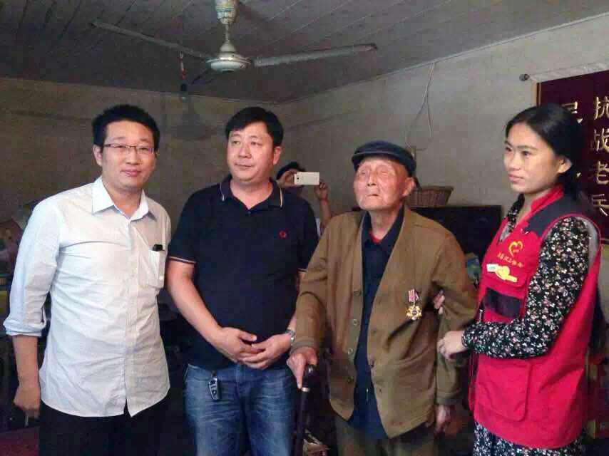 单县商会爱心奉献人士回单县老家看望慰问抗战 