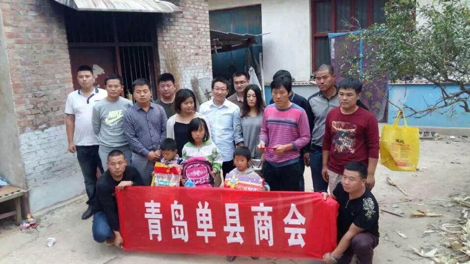 单县商会爱心奉献人士回单县老家看望慰问失去