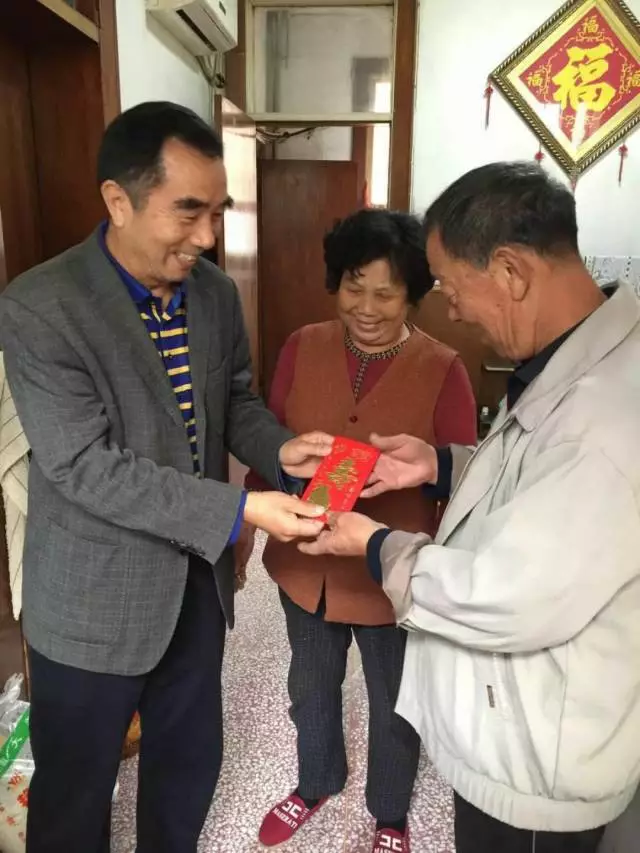青岛单县商会看望孤困老人 为老人们送温暖