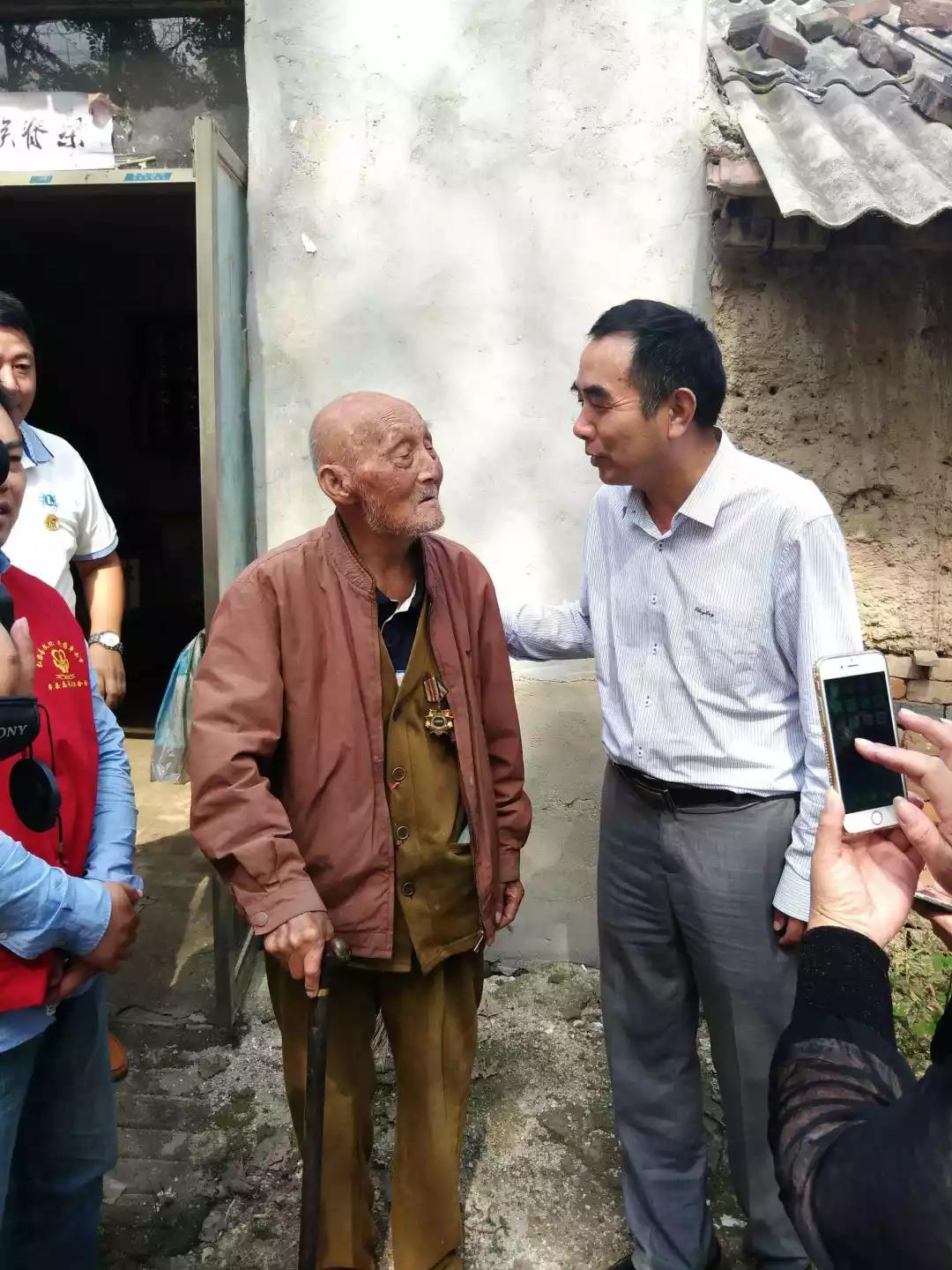 善行助家乡 爱心暖夕阳