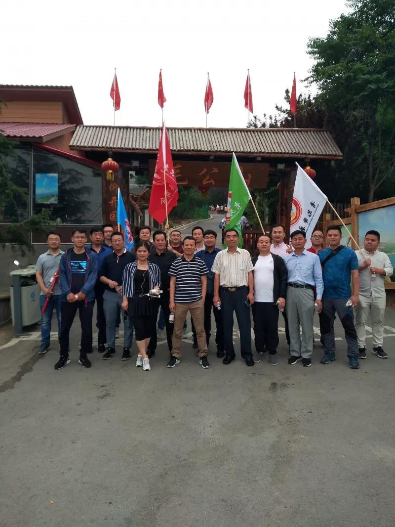 青岛单县商会举行比学赶超实践大会暨 党员集中学习活动