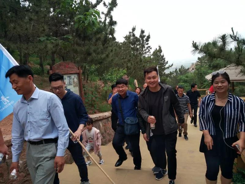 青岛单县商会举行比学赶超实践大会暨 党员集中学习活动