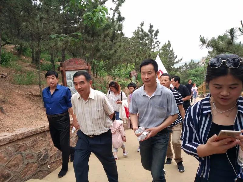 青岛单县商会举行比学赶超实践大会暨 党员集中学习活动