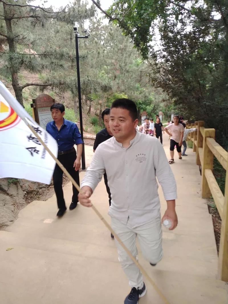 青岛单县商会举行比学赶超实践大会暨 党员集中学习活动