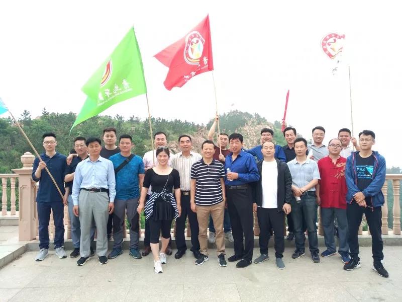 青岛单县商会举行比学赶超实践大会暨 党员集中学习活动