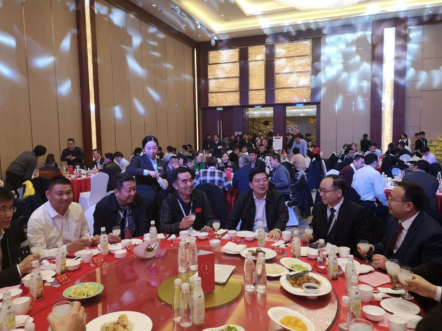 曹会长受邀参加全国菏泽商会联盟2019年企业家座谈会