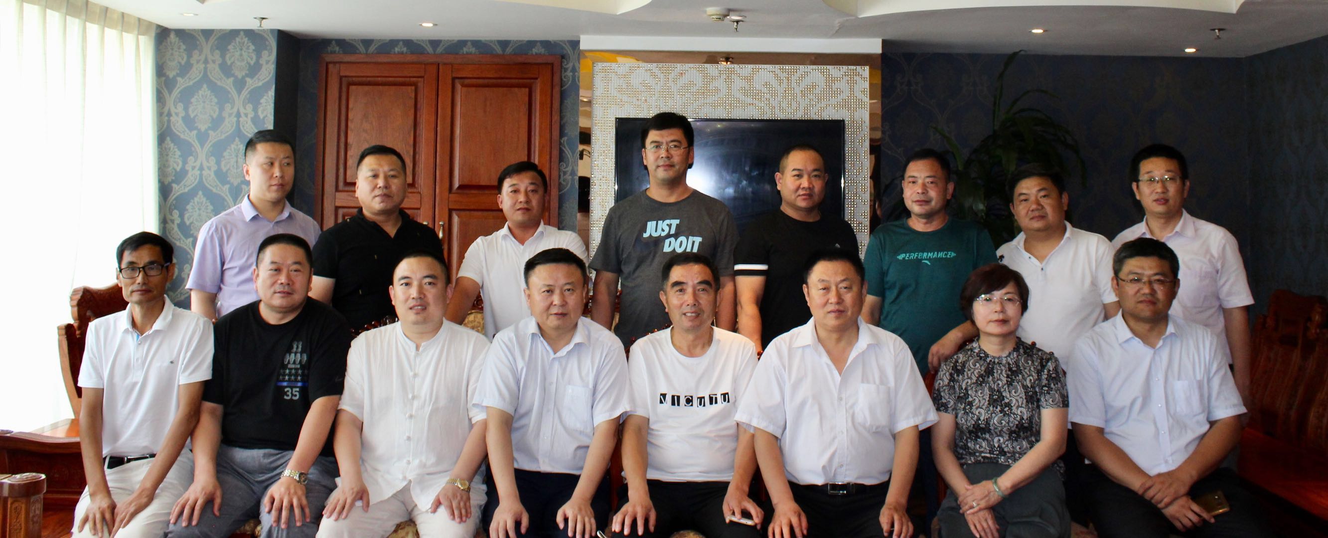 由单县县委县政府、工商联组织的＂埠外单县部分商会党建和返乡创业座谈会＂在青岛召开 