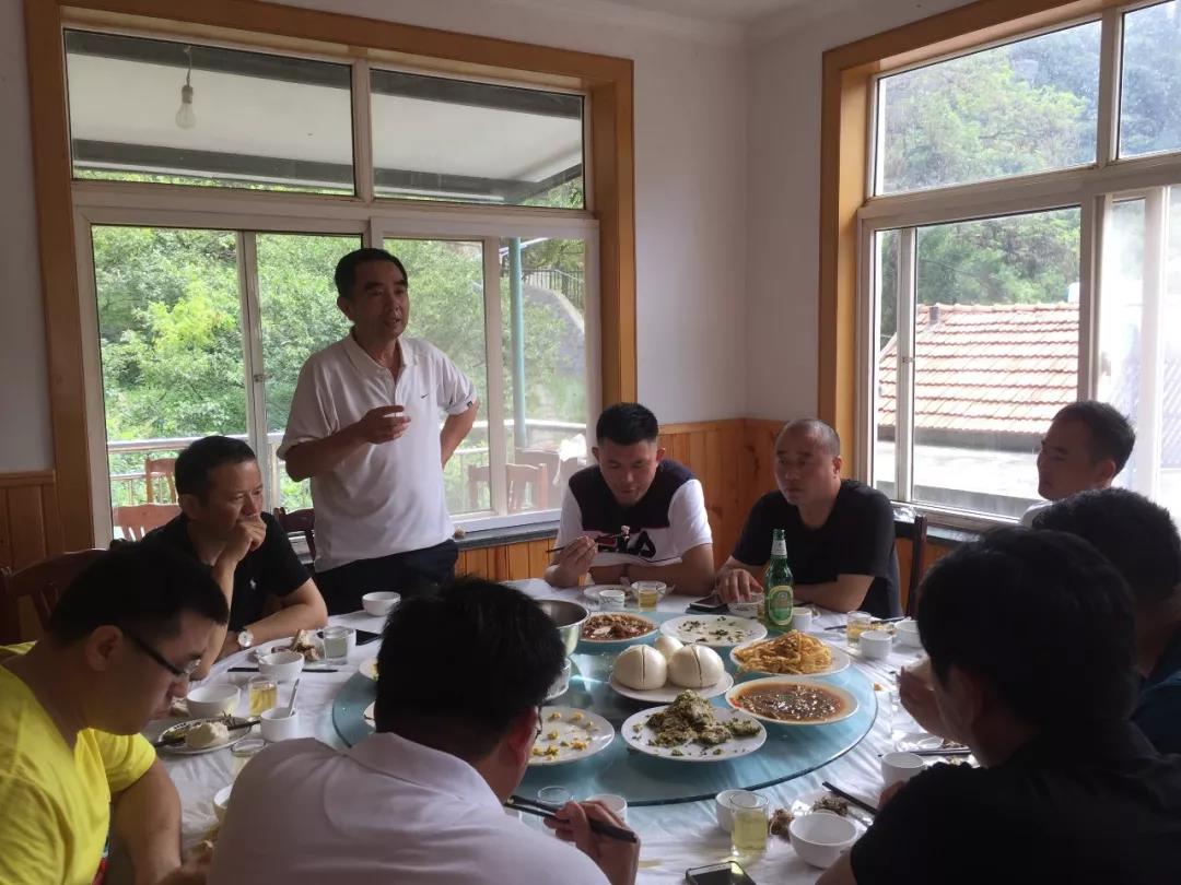 团结向上   勇攀高峰 