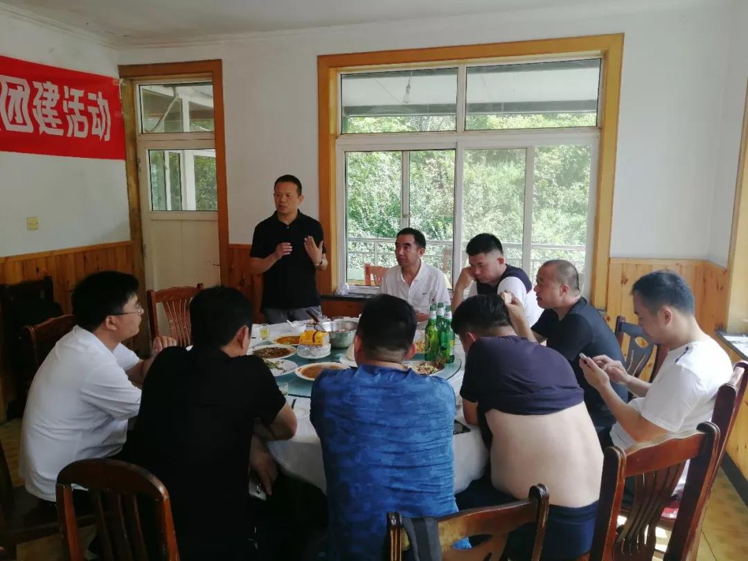 团结向上   勇攀高峰 