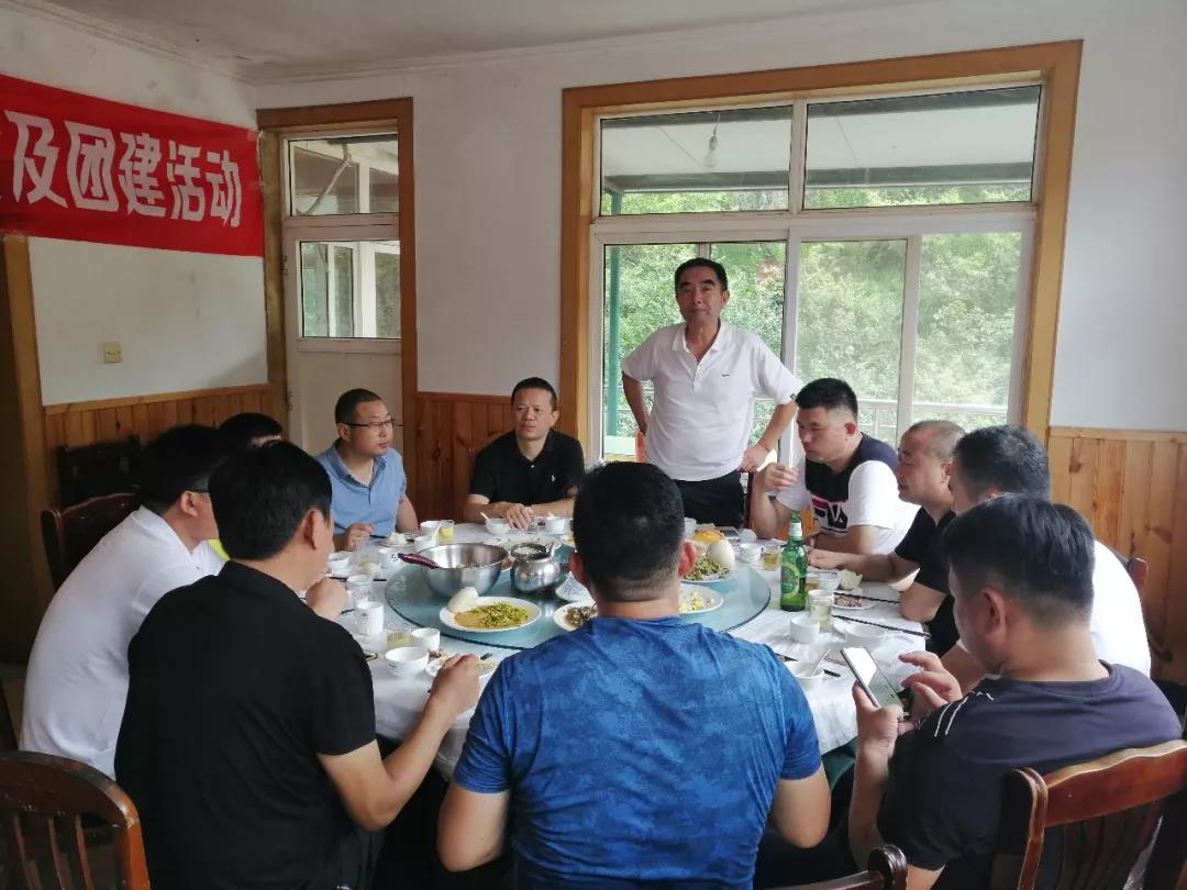 团结向上   勇攀高峰 