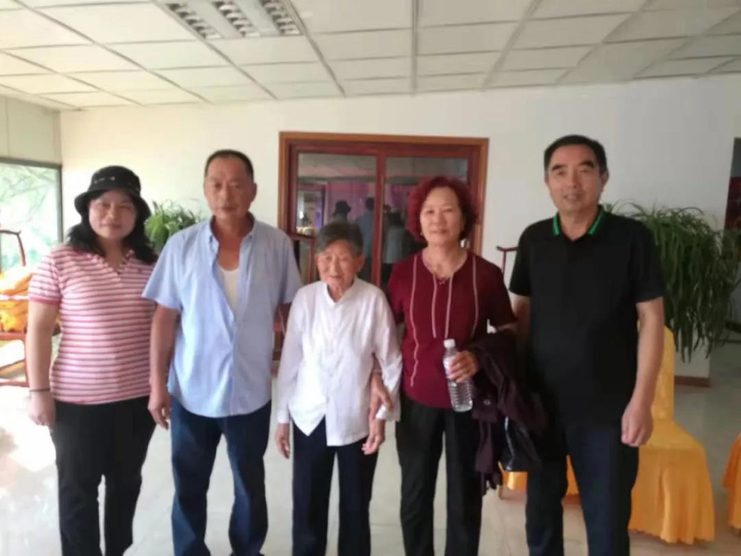 国庆重阳双庆 敬老爱老同行 